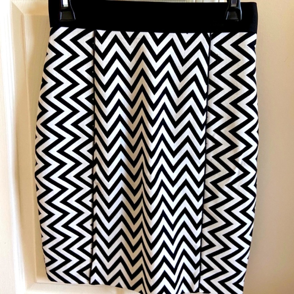 Black and white zigzag pattern pencil skirt